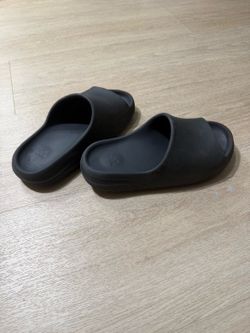 adidas Yeezy Slide Black Onyx Men’s Size 10 Used
