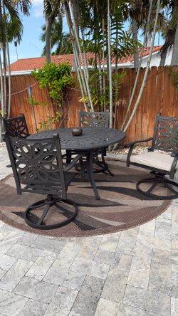 Indoor/outdoor rug 8x6 round
