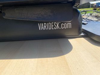 Sturdy desk and varidesk
