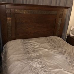 Queen Bedroom Set With Copper Design 