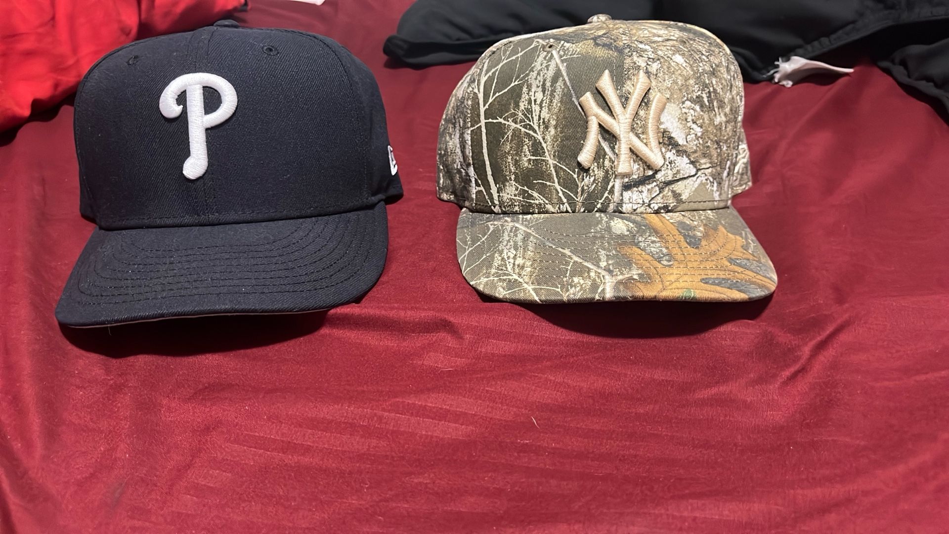 Yankees and phillies Fitted hats size 7 3/8 