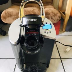 KEURIG COFFE MAKER,BLACK AND SILVER,LIKE NEW USED JUST A FEW TIMES.