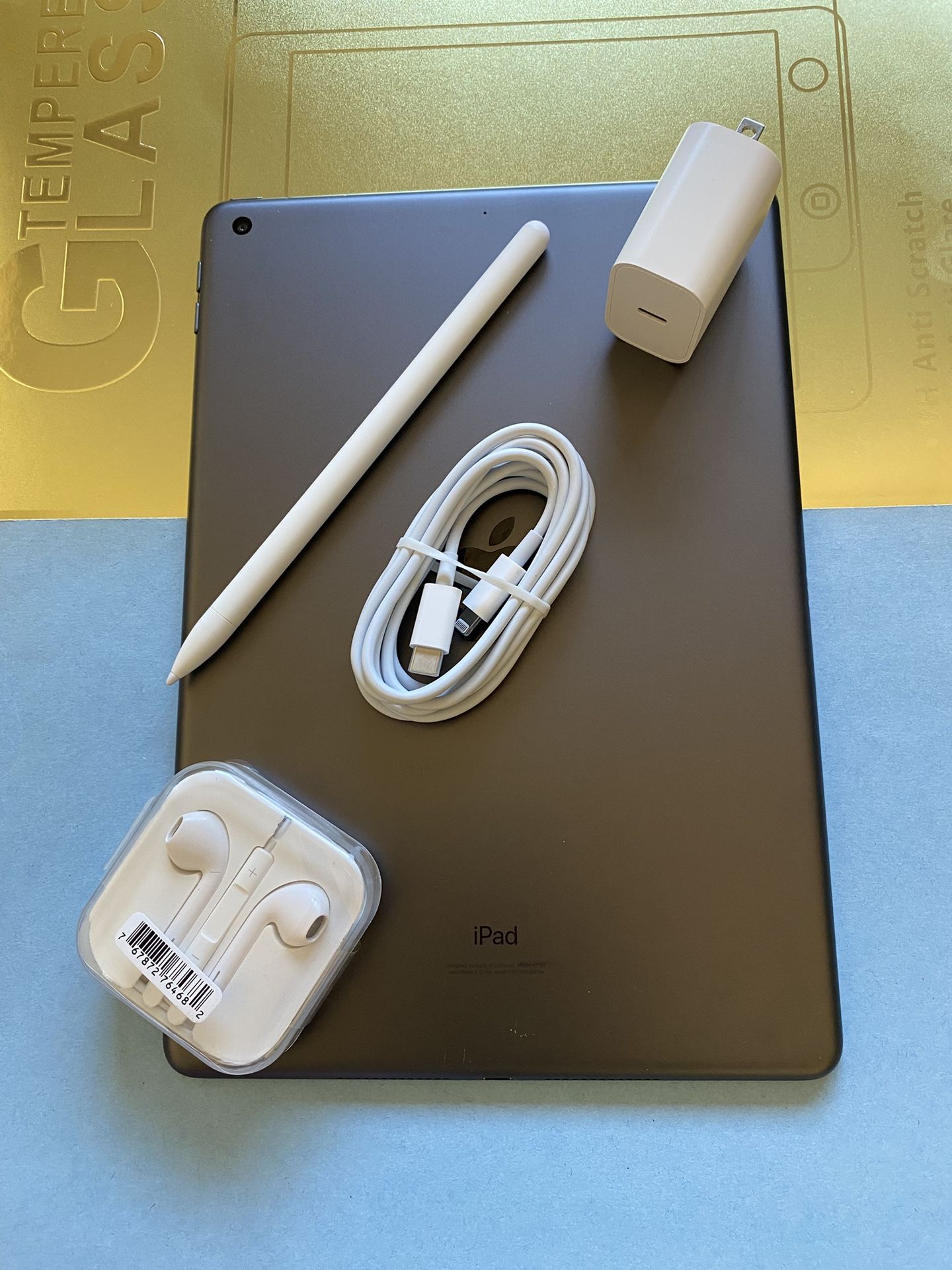 Apple IPad 8th Generation (10.2” Retina /Latest 18/ 2020 model) 32GB with stylus pen, keyboard & Accessories 