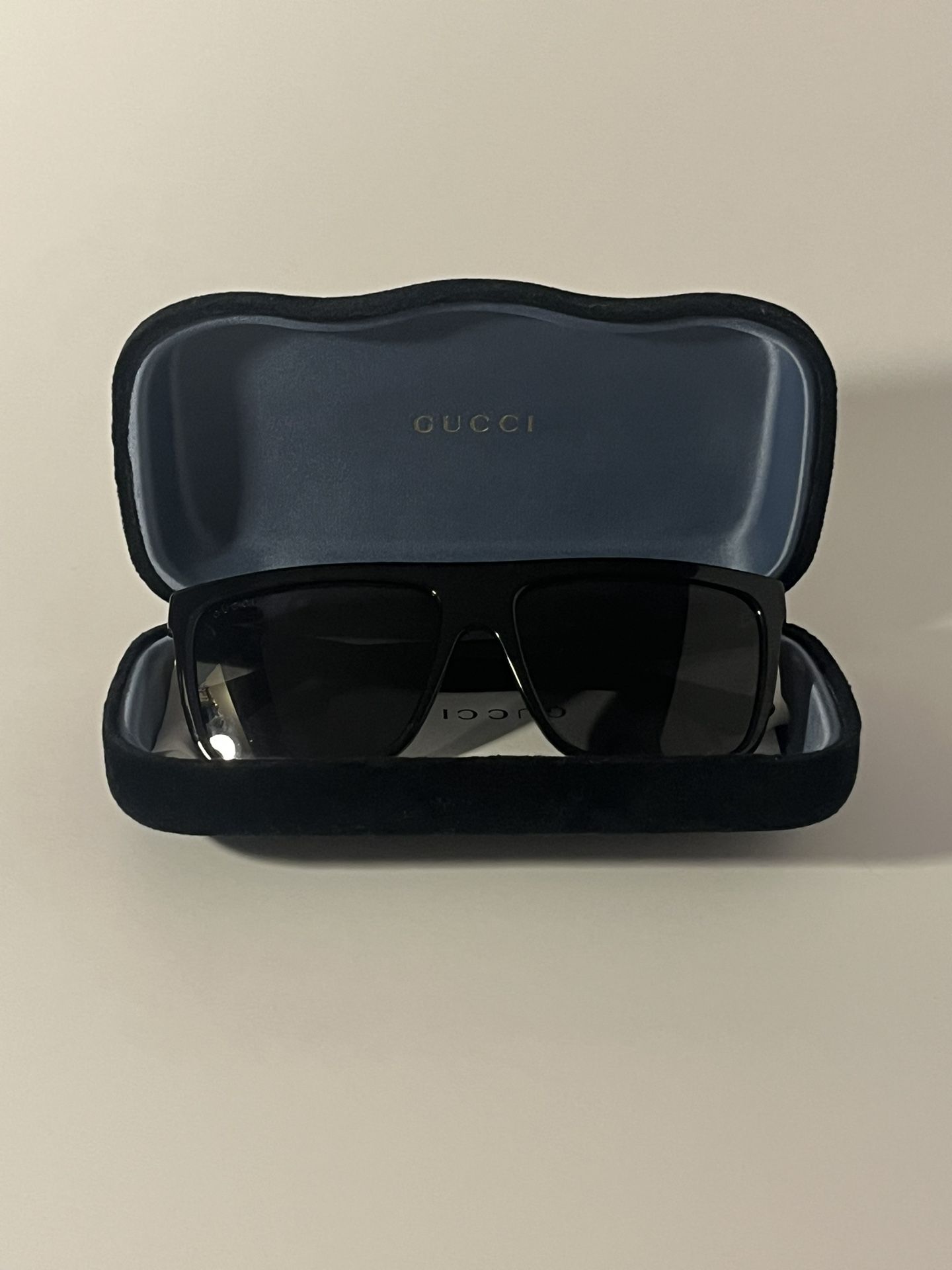 Gucci Men’s Wayfarer Rectangular Sunglasses – Black with Gold Logo – Authentic, Made in Italy