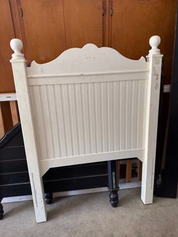 White twin bed