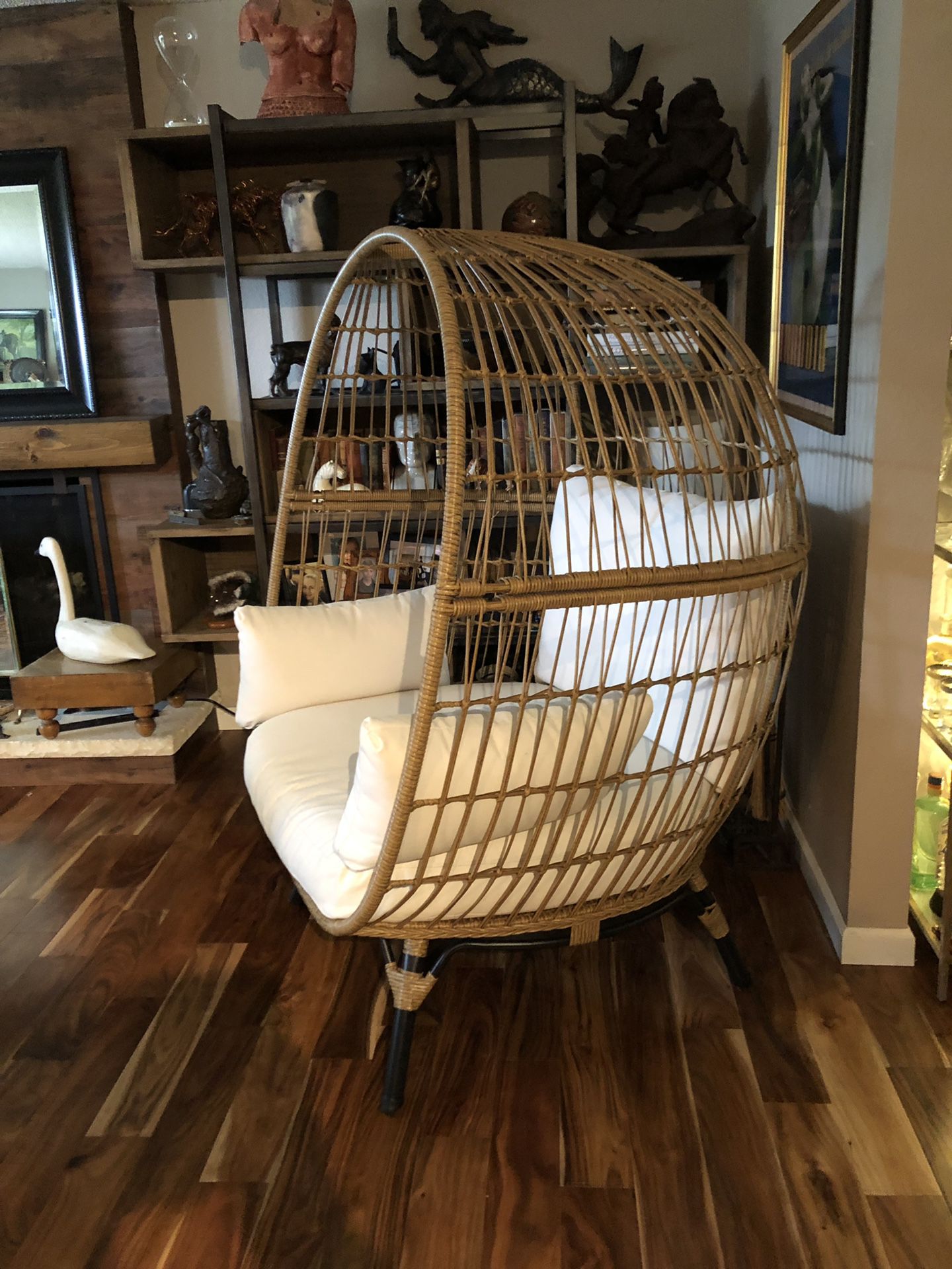 Indoor/outdoor egg chair