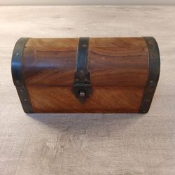 Nice Home Decor Box Its Very Sturdy And Made Really Well  .     Size  . 7"×  4"×  3" 