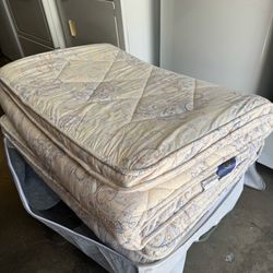 Twin XL Japanese Futon Folding Mattress Set of 2 with Carry Bag Very Clean and Good Condition