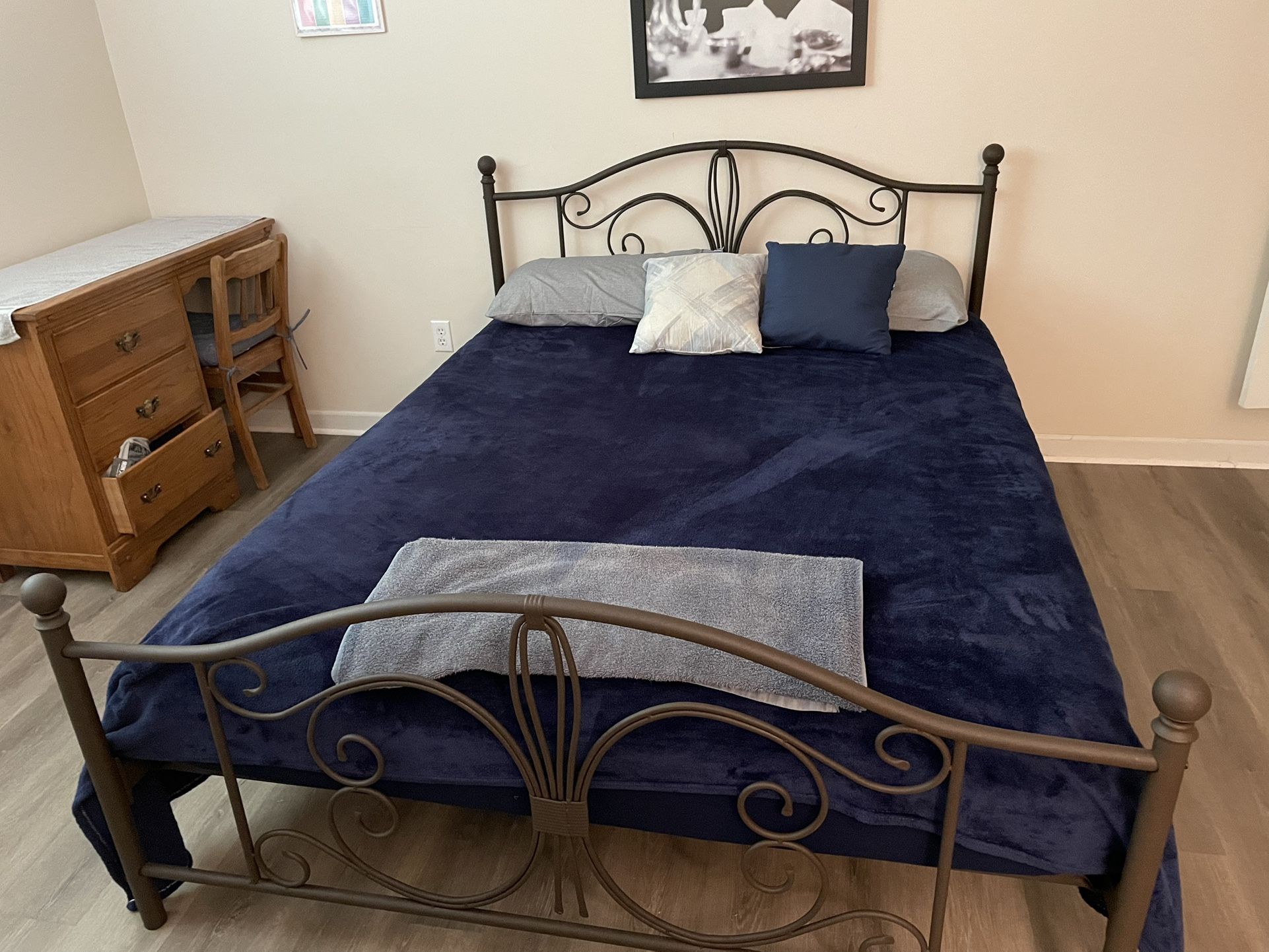 Queen Size Metal Bed Frame with Mattress