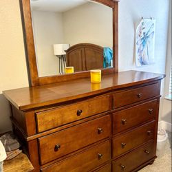 Dresser/ Mirror