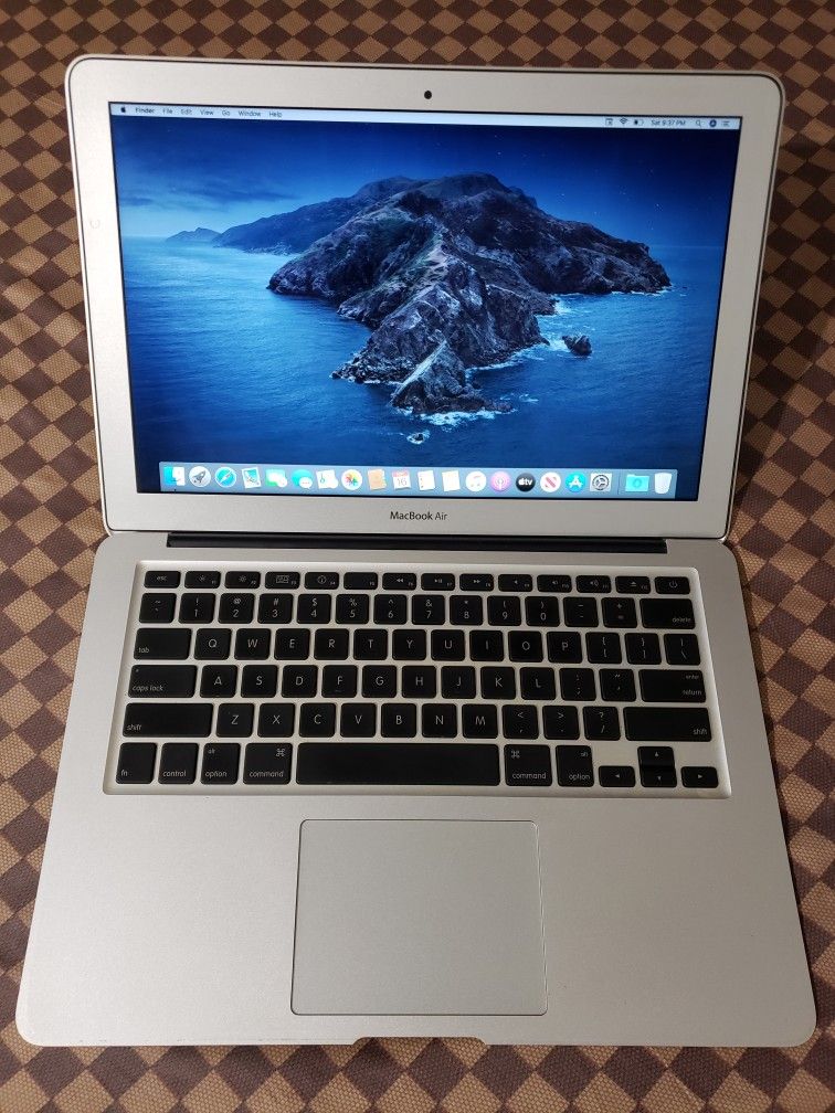 2010 13" Intel Core 2 MacBook Air Laptop, 128GB SSD, 2GB RAM, macOS Catalina Installed.