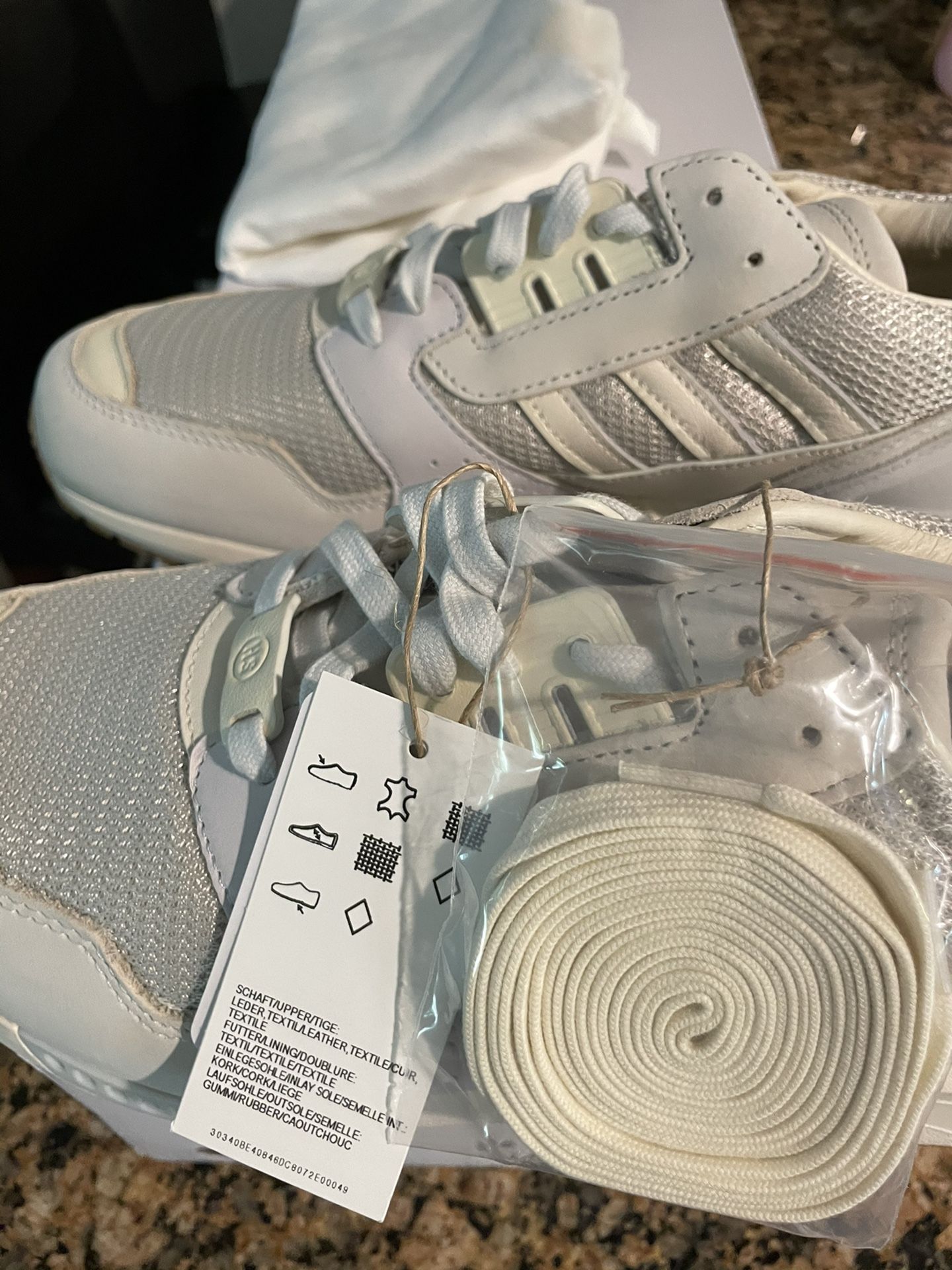Brand New Addidas ZX 8000 Q Size 10 White/Cream