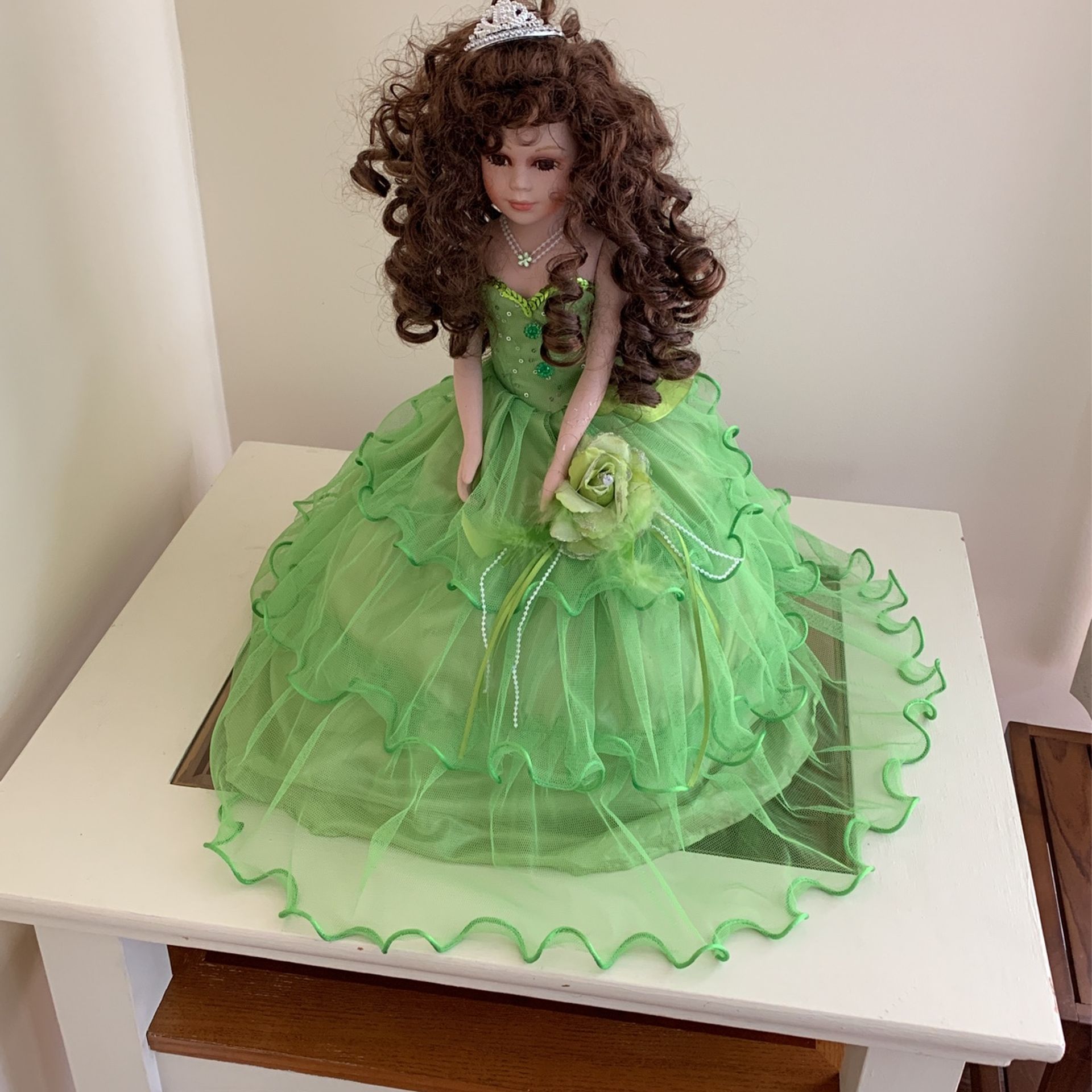 LARGE PRINCESS CENTER PIECE DOLL