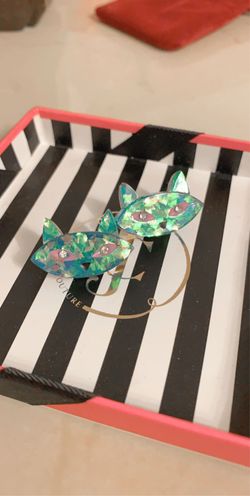 Betsy Johnson diamond eye cat earrings
