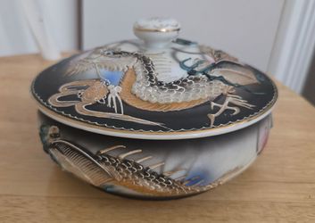 Vintage Japanese Dragonware lidded trinket dish. 6‑inch diameter, 2‑inch height. Excellent condition, no chips, cracks. Beautiful raised moriage drago