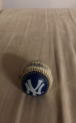 Está firmada por puertorriqueños q jugaron en el equipo de los Yankees, Ruben Sierra, Bernie Williams, Ricky Lede y George Posada