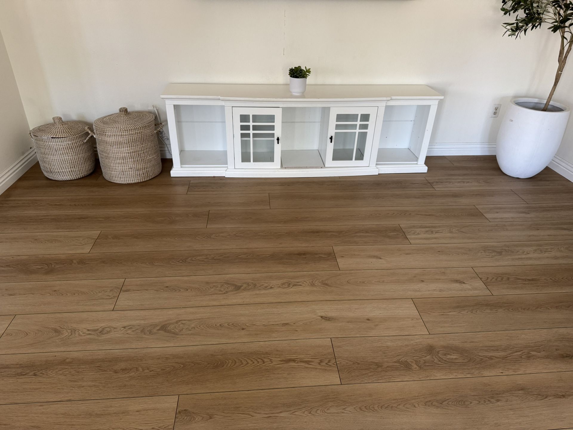 80 Inch White TV console