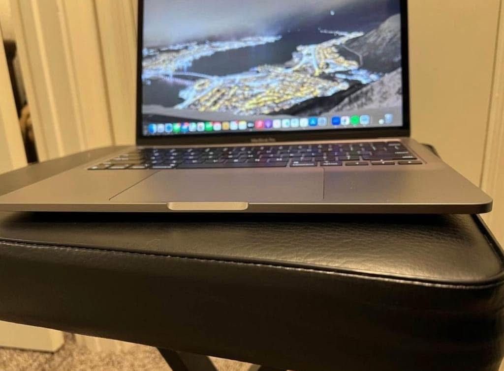 Apple Pro 16 Laptop