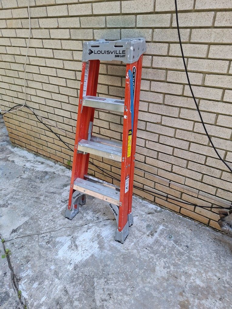 LADDER LOUISVILLE 300 LB GOOD