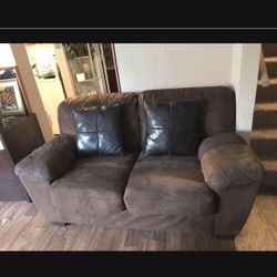 Sofa Like New 50$ Color Brown 