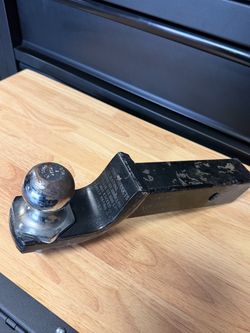 Trailer Hitch Mount with 2 in. Ball Excellent Condition ( Pickup Camino al norte and Tropical )
