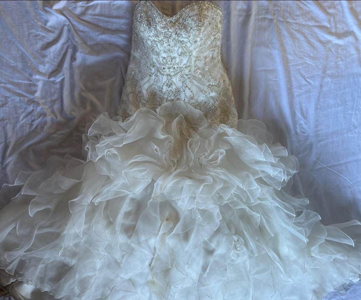 Kenneth Winston Ivory Wedding Dress – Size 12 – Beautiful Beaded Bodice – Great Condition