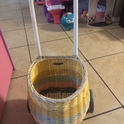Little basket with wheels