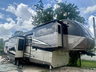 2017 Cardinal by Forest River 5th wheel. 42ft 5 slides FRONT LIVING ROOM Full body paint