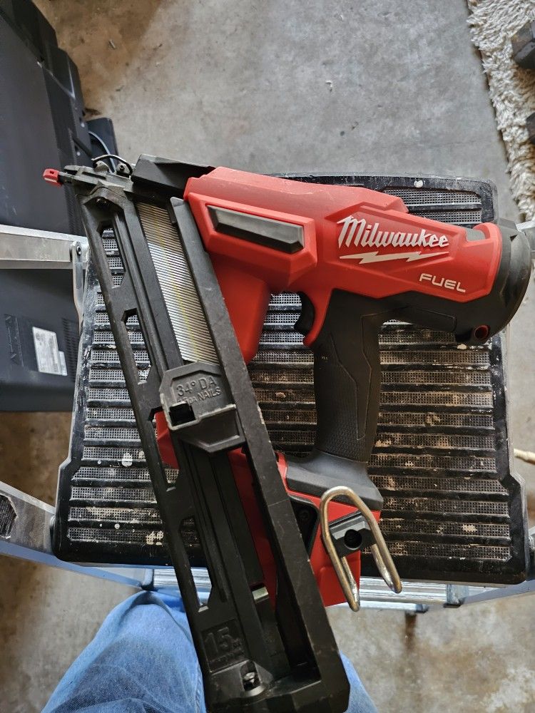 Milwakee 15 Gauge Battery Powered Nail Gun
