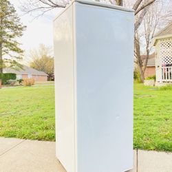 Magic Chef 9.8 Cubic Feet Fridge/freezer  