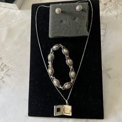 Onix Pendent With Silver  Chain ,becelet  And Earring S.