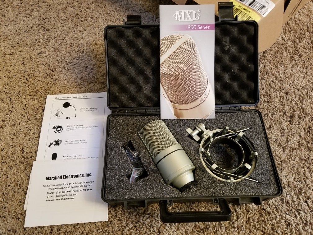 MXL 900 condenser microphone w shock mount and case/manual