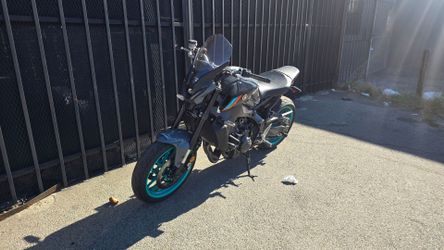 Bendo mi mt 09 la moto travaja todo vien sin ningun detalle pocas millas