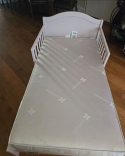 Toddler bed w/cool baby mattress