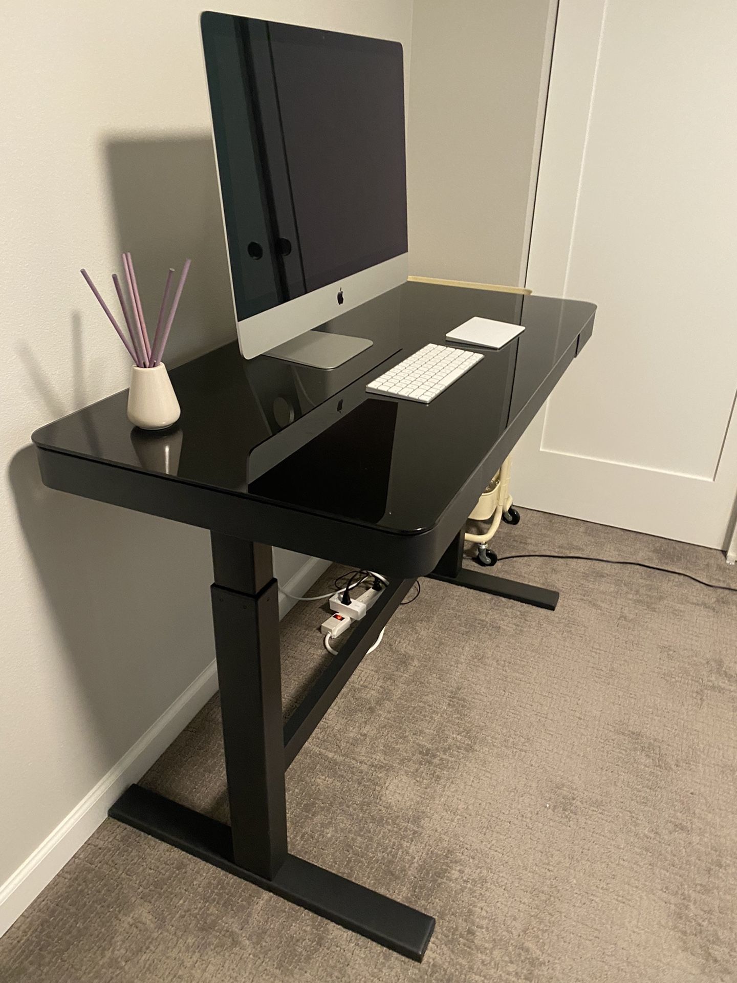 Tresanti 47" Adjustable Height Standing Desk for Sale in Mountlake