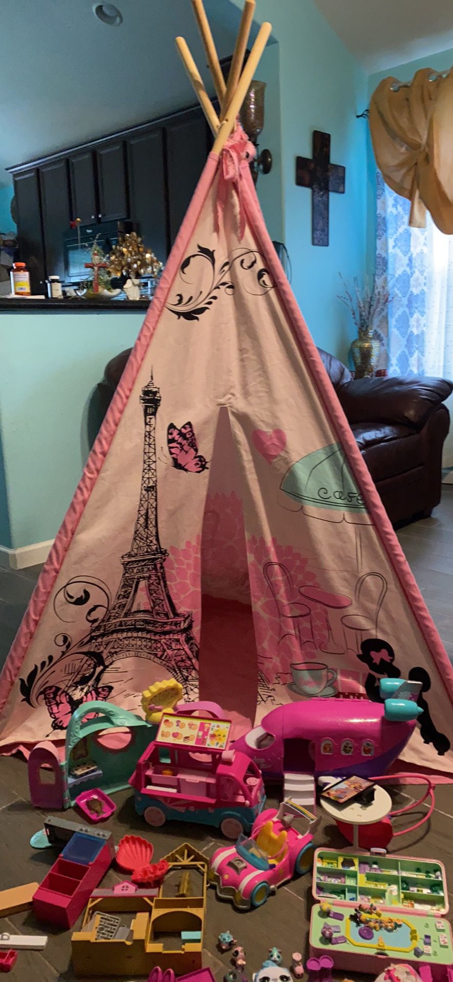 Casita,Silla y Juguetes / Teepee, Chair And Toys