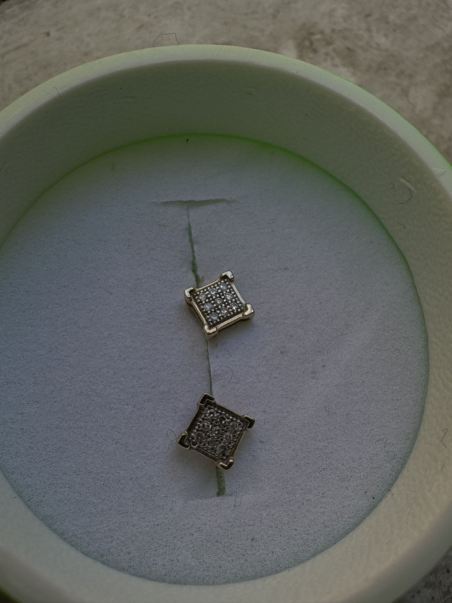 10k sold diamond stud earrings