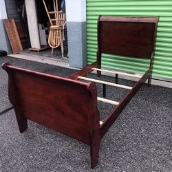Twin Sleigh Bed
