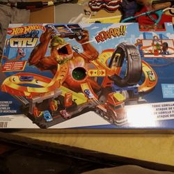 Brand New Never Used Still In Box Hot Wheels City Toxic Gorilla. Slam Playset