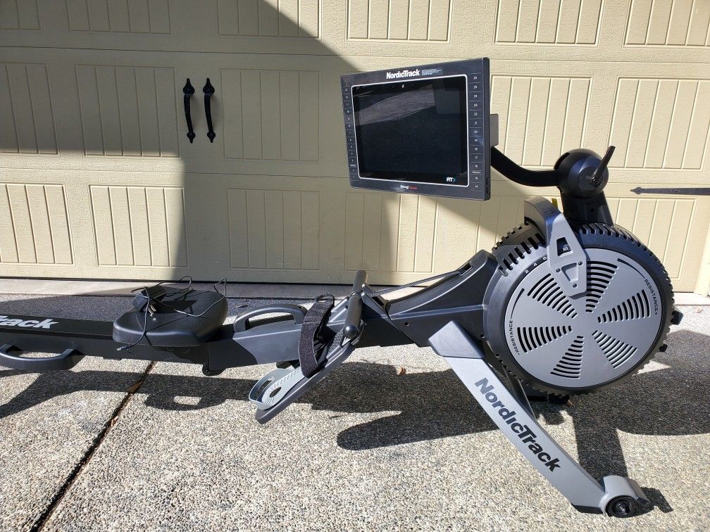 Nordictrack RW700 Rowing Machine LIKE BRAND NEW for Sale in Federal