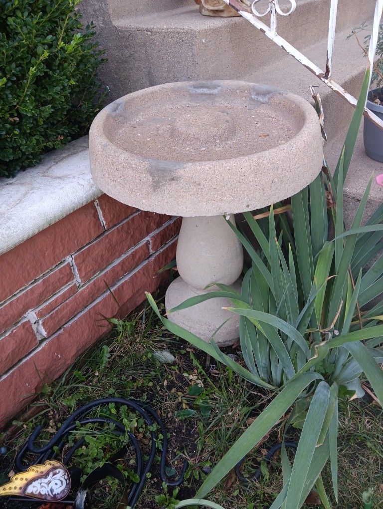 Vintage Heavy Solid Concrete Outdoor Patio Birdbath 