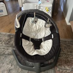 Baby swing Nuna leaf