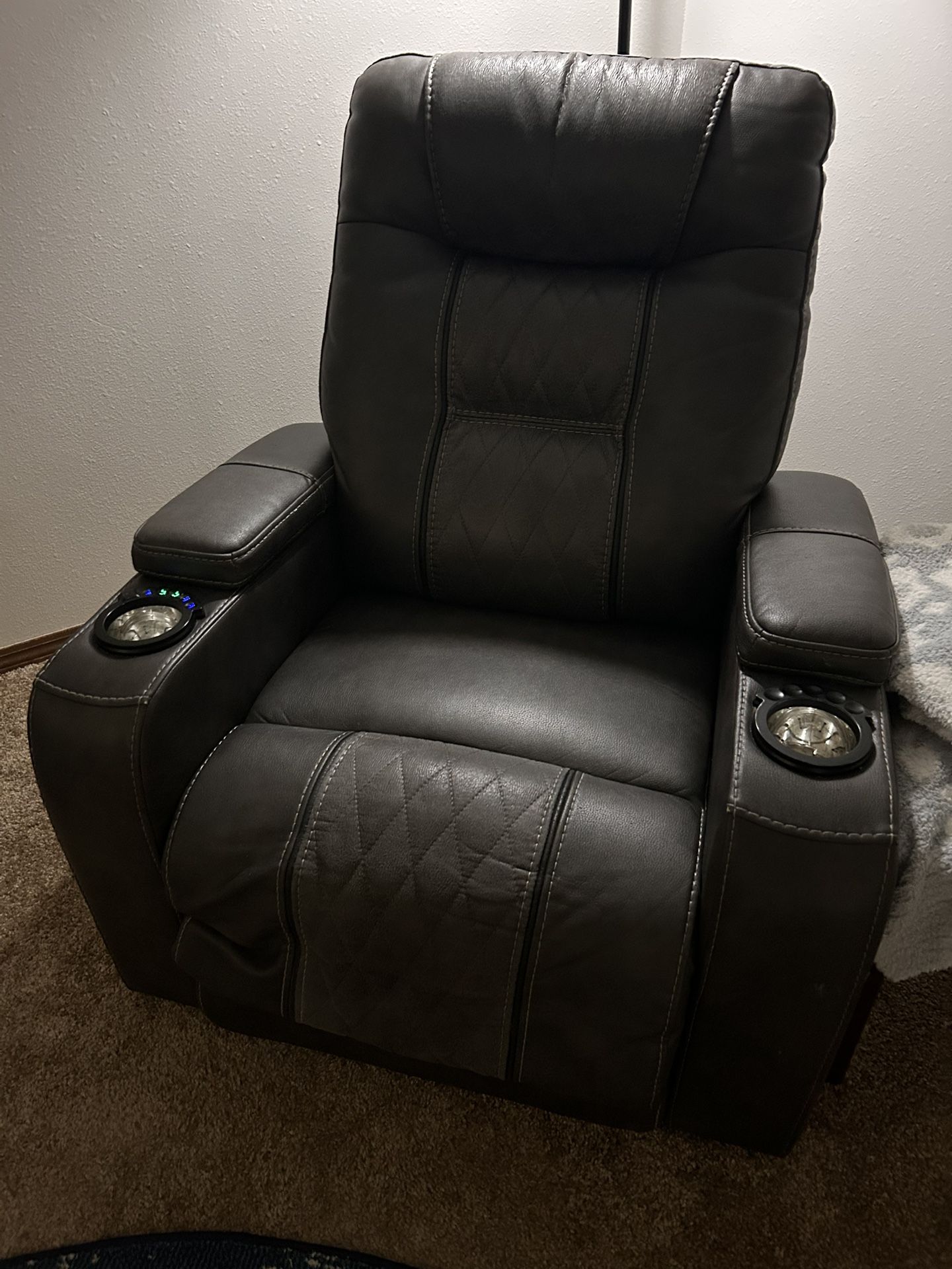 Power Recliner With Cup Holders