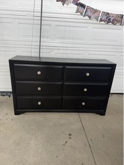 6 drawer black wooden dresser !
