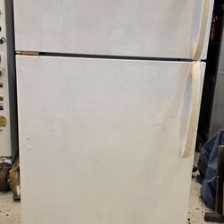 18 cu. ft. Frigidaire Top-Freezer Refrigerator