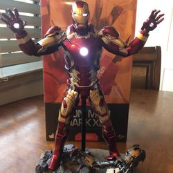 Ironman Mark 43 Battle Damaged Hot Toys Sideshow