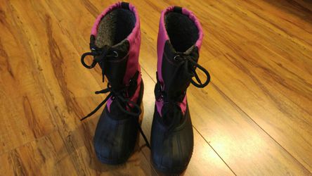 Girls size 12 snow boots! Excellent condition!