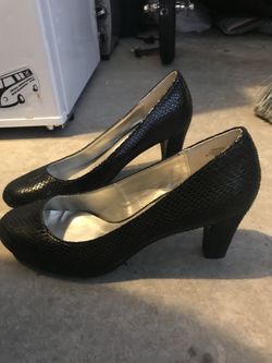 91/2 woman black heel shoe