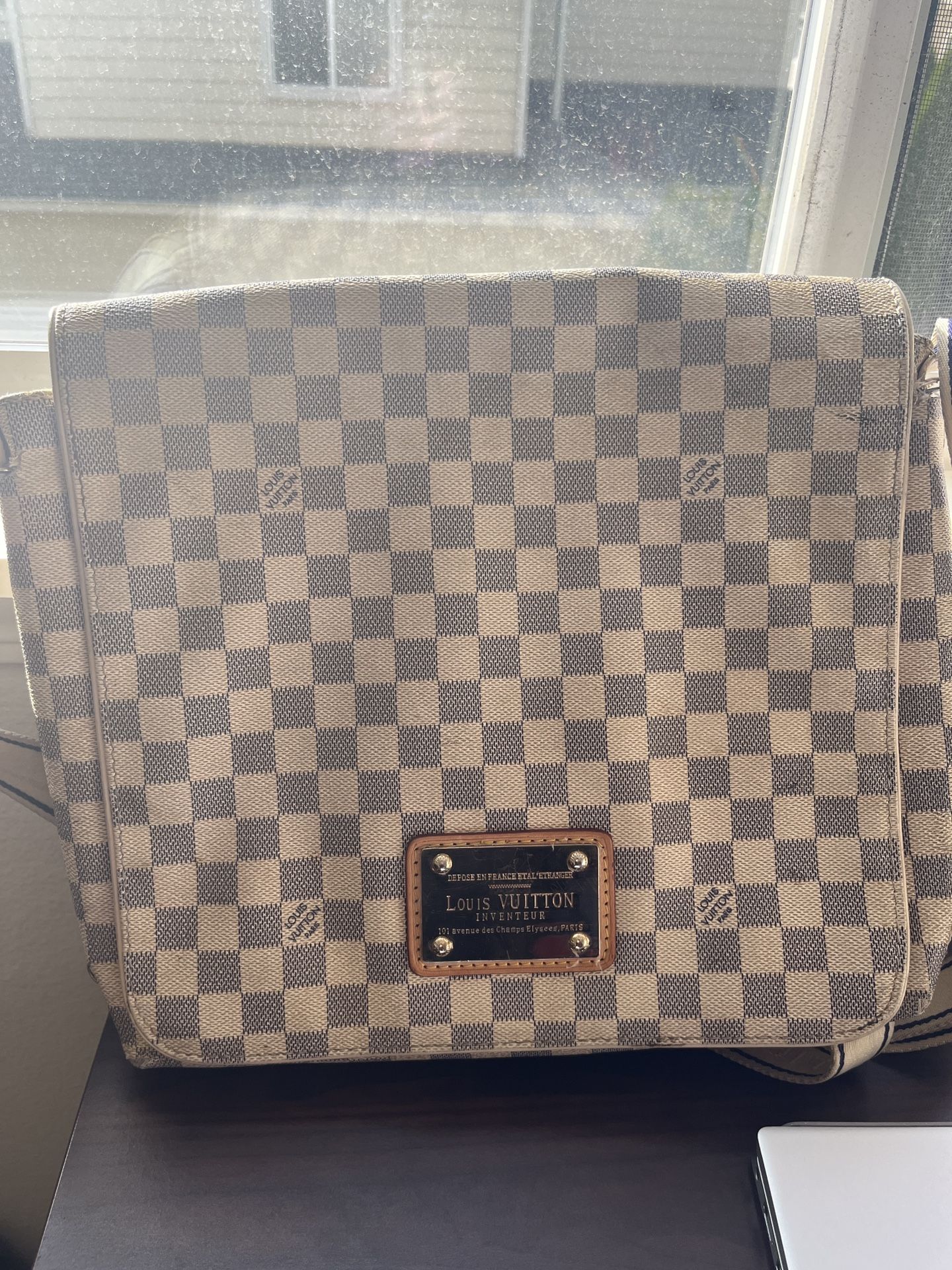 AUTHENITC LOUIS VUITTON SIDE BAG