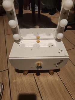 F.A.O Small Vanity